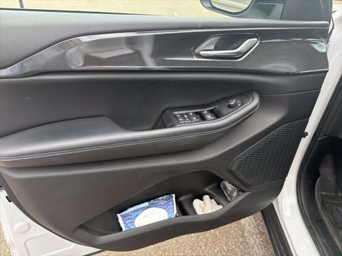 Used 2023 Jeep Grand Cherokee Laredo w/ Luxury Tech Group I AWD/4WD image 8