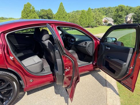 Used 2018 Dodge Charger SXT w/ Blacktop Package RWD image 12