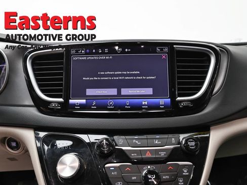 Used 2023 Chrysler Pacifica Touring-L FWD image 12