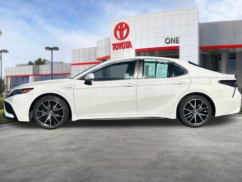 Used 2021 Toyota Camry SE image 8