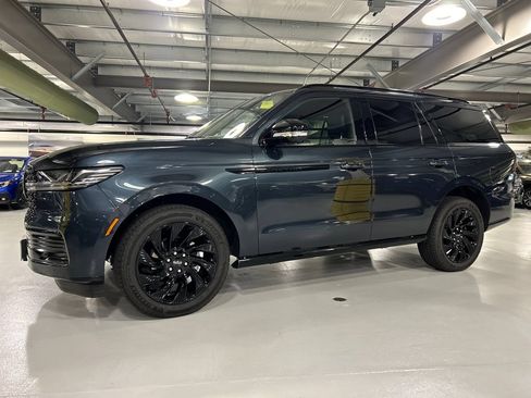 Used 2026 Lincoln Navigator Reserve w/ Jet Appearance Package AWD/4WD image 5