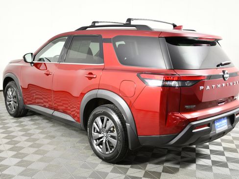 Used 2022 Nissan Pathfinder SV image 8
