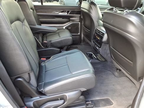 Used 2022 Jeep Wagoneer Series III w/ Flexible Seating Group AWD/4WD image 14