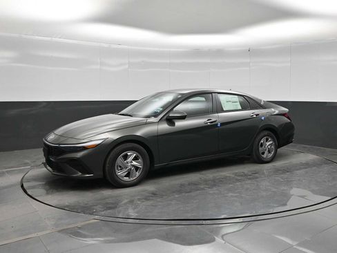 New 2026 Hyundai Elantra SE FWD image 1