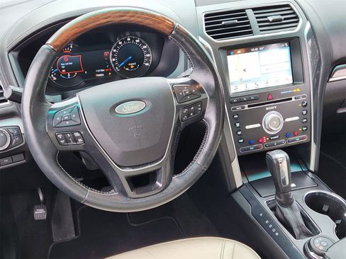 Used 2017 Ford Explorer Platinum image 26