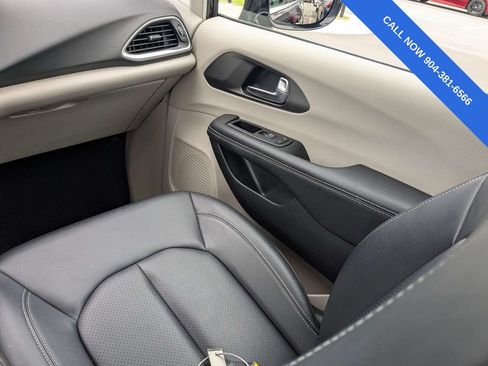 Used 2024 Chrysler Pacifica Touring-L FWD image 17