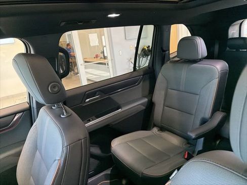 Used 2025 GMC Acadia AT4 w/ Luxury Package image 19