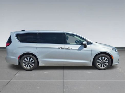 Used 2023 Chrysler Pacifica Touring-L FWD image 7