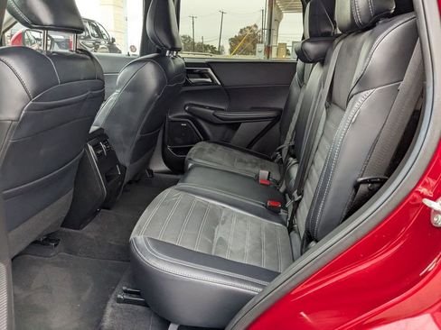 Used 2025 Mitsubishi Outlander SE image 25