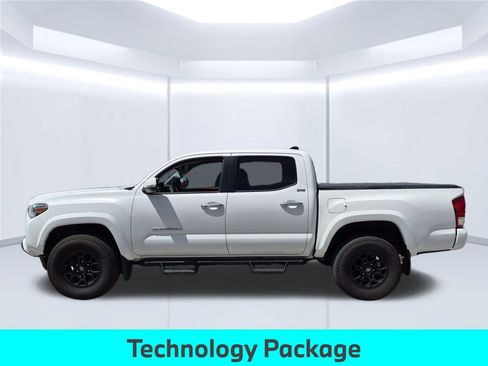 Used 2022 Toyota Tacoma SR5 w/ Technology Package RWD image 2