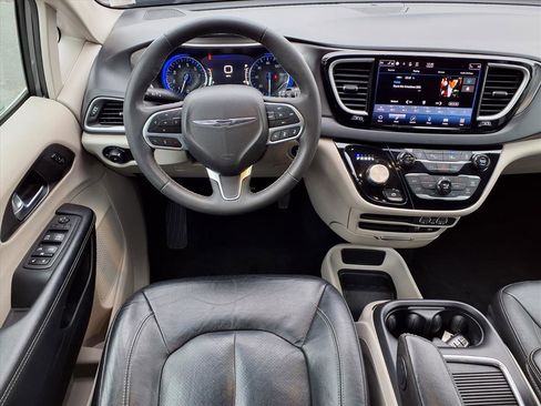 Used 2022 Chrysler Pacifica Touring-L image 5