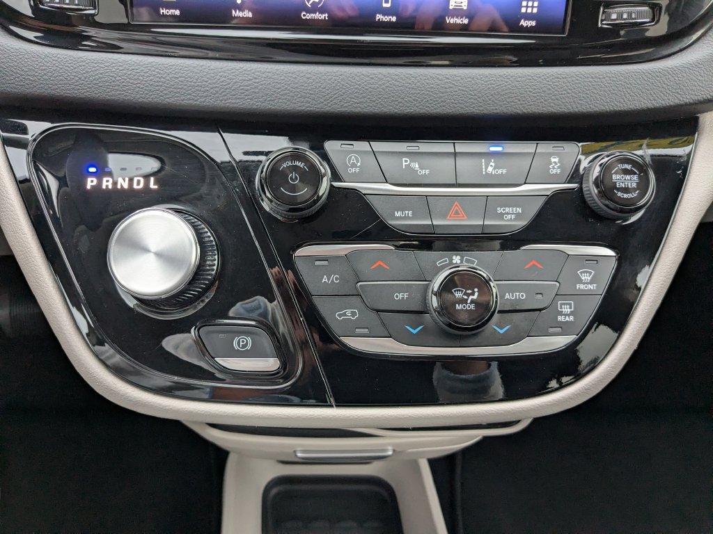 Used 2024 Chrysler Pacifica Touring-L FWD image 11