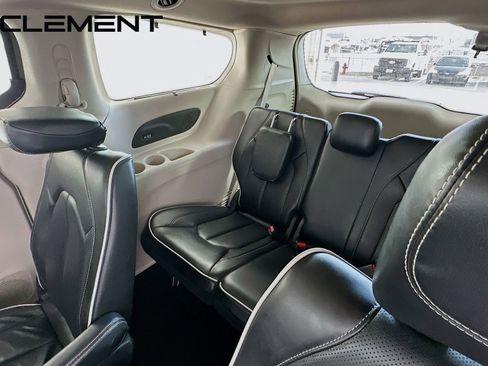 Used 2023 Chrysler Pacifica Limited image 33