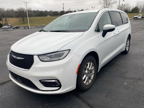 Used 2023 Chrysler Pacifica Touring-L image 6