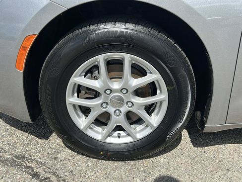 Used 2017 Chrysler Pacifica Touring FWD image 33