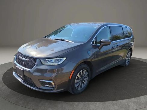 Used 2022 Chrysler Pacifica Touring-L w/ Uconnect Theater Family Group FWD image 2