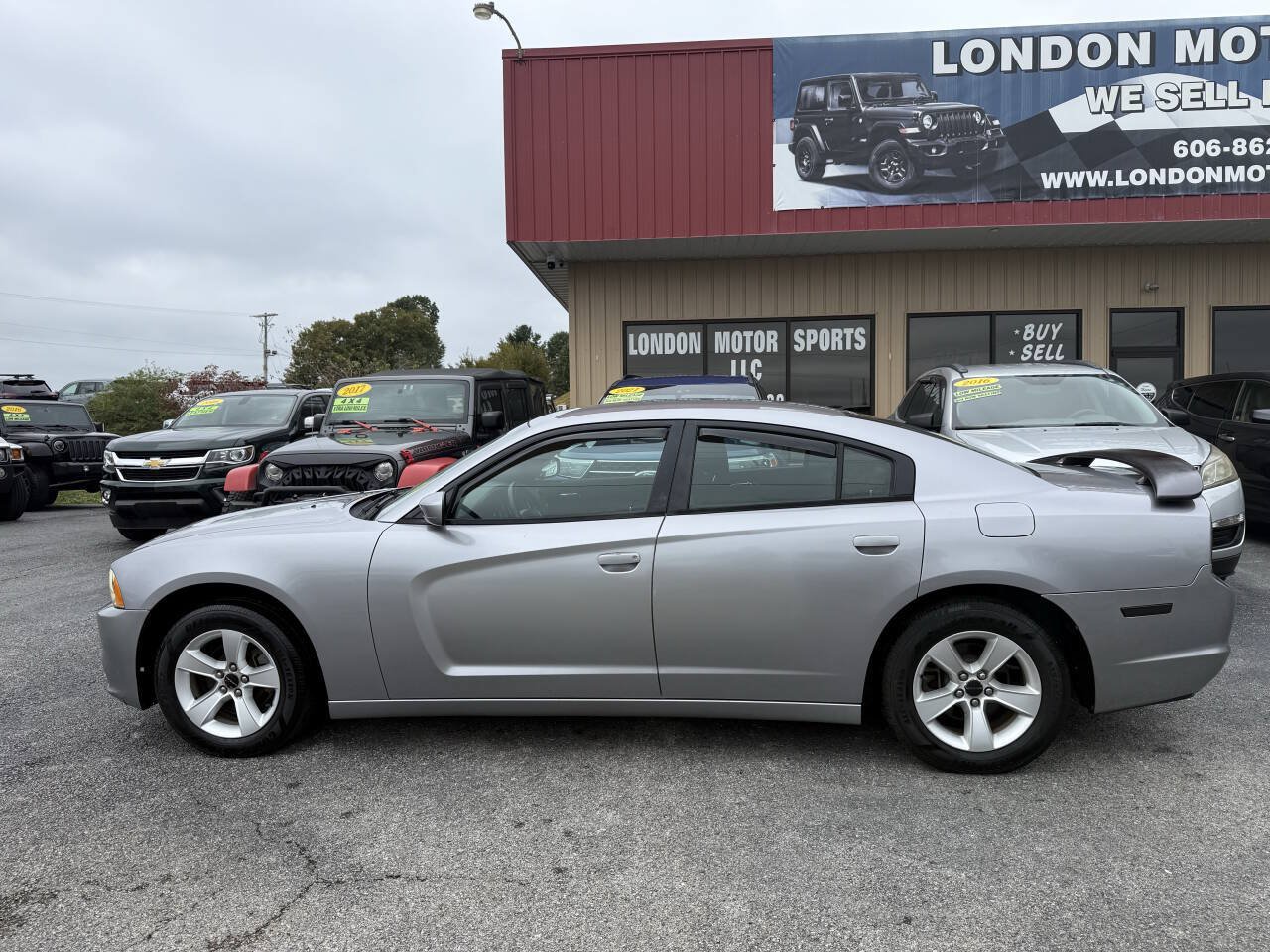 Used 2014 Dodge Charger SE RWD image 3
