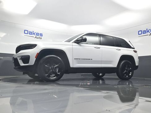 Used 2023 Jeep Grand Cherokee Limited w/ Black Appearance Package AWD/4WD image 40