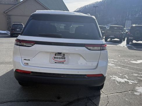 New 2025 Jeep Grand Cherokee Altitude image 4