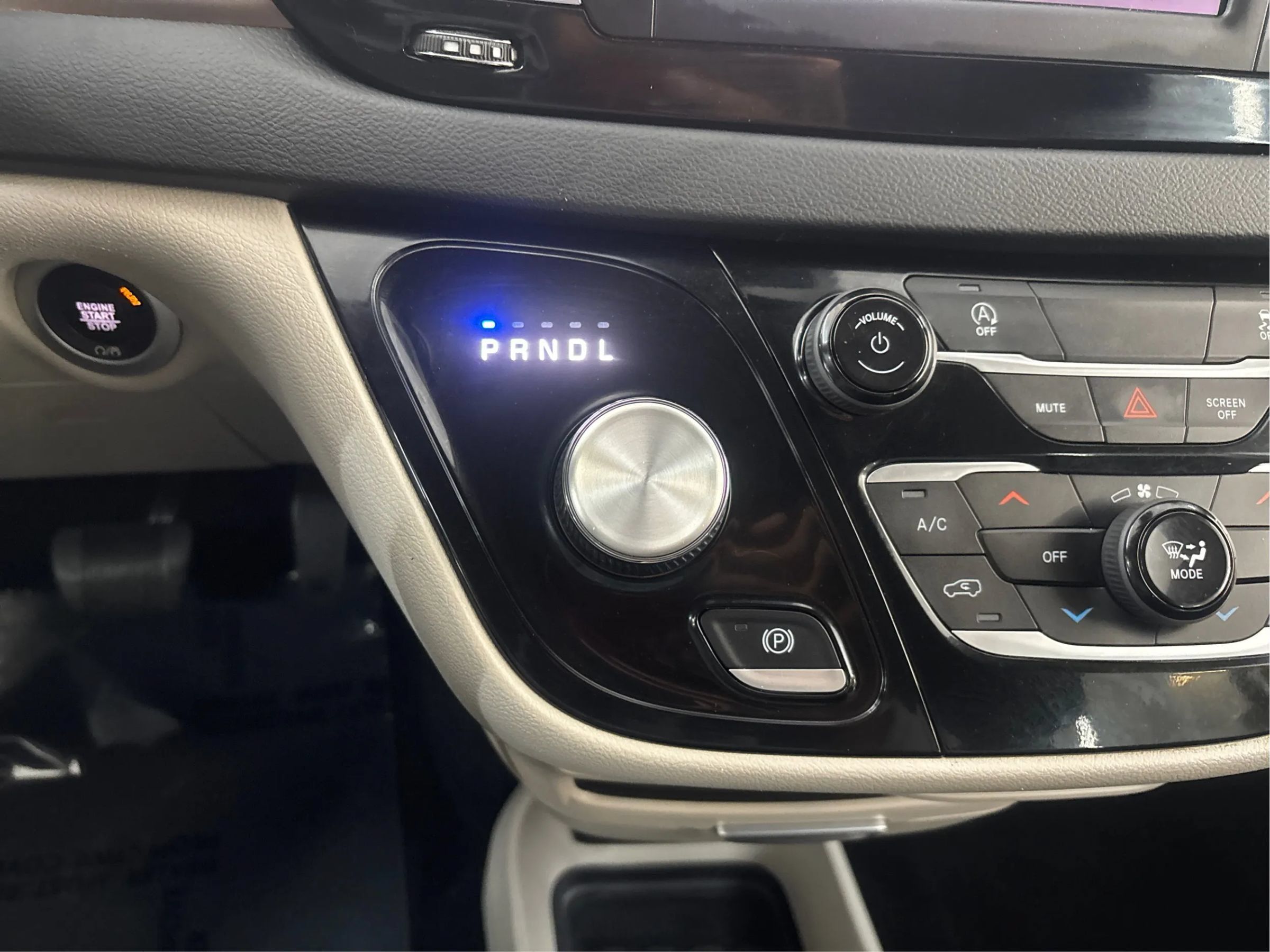 Used 2023 Chrysler Voyager LX FWD image 44