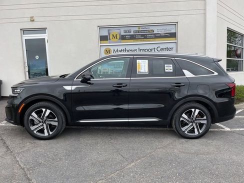 Certified 2023 Kia Sorento SX Prestige w/ Panoramic Sunroof Package AWD/4WD image 2