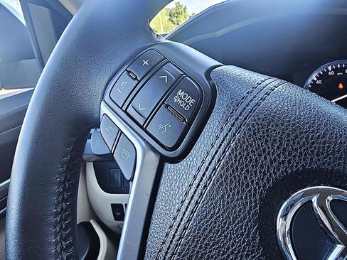 Used 2016 Toyota Highlander XLE image 19