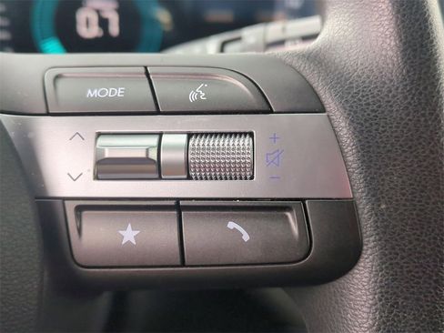 Certified 2025 Hyundai Kona SE image 15