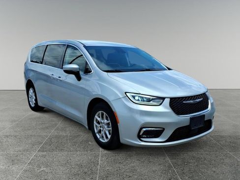Used 2023 Chrysler Pacifica Touring-L FWD image 3