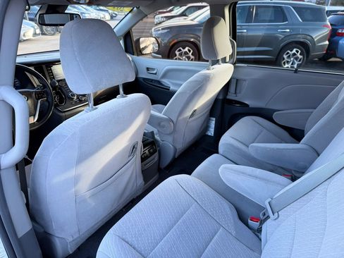 Used 2018 Toyota Sienna LE FWD image 14