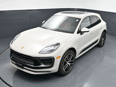 Used 2025 Porsche Macan AWD/4WD image 13