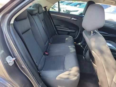 Used 2018 Chrysler 300 Touring w/ Chrome Appearance Package RWD image 21