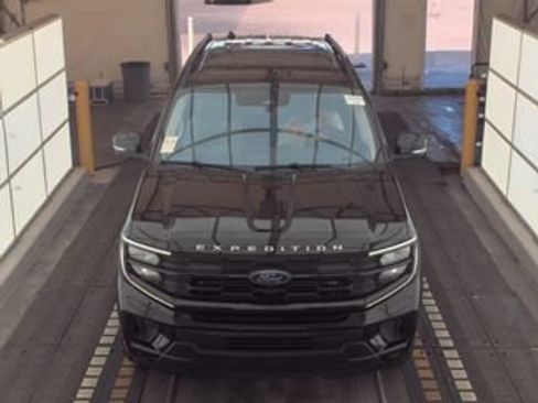 Used 2025 Ford Expedition Active AWD/4WD image 2
