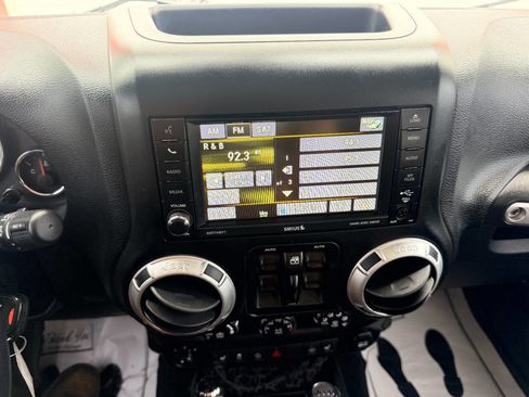 Used 2015 Jeep Wrangler Unlimited Sahara w/ Dual Top Group AWD/4WD image 31