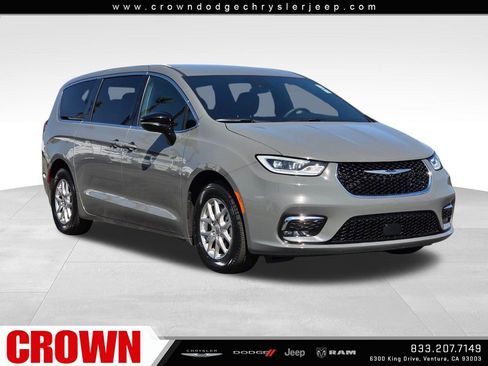 Used 2025 Chrysler Pacifica Select FWD image 1