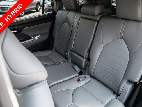 Used 2022 Toyota Highlander XLE FWD image 23