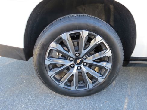 Used 2025 Chevrolet Suburban High Country image 10