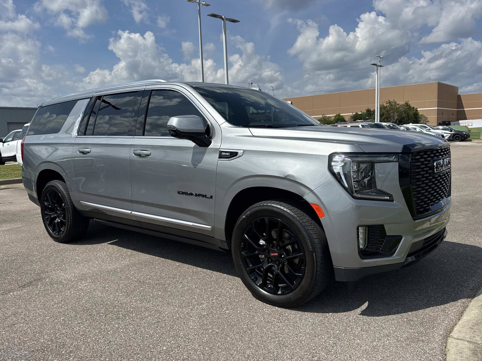 Used 2023 GMC Yukon XL Denali AWD/4WD image 3
