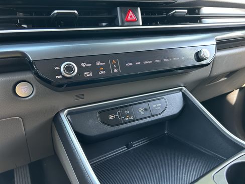 Used 2025 Kia Carnival FWD image 24