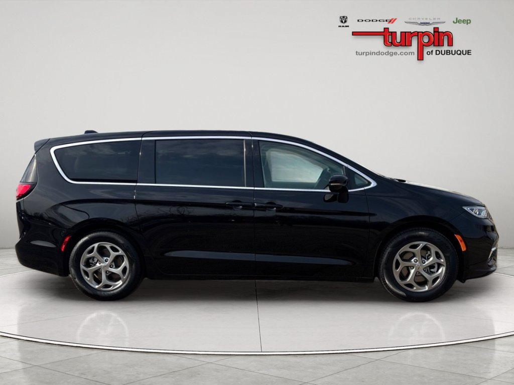 Used 2024 Chrysler Pacifica Limited w/ Trailer Tow Group FWD image 6