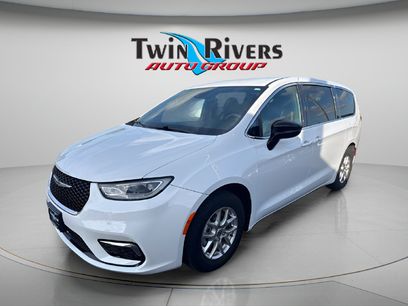 Used 2025 Chrysler Pacifica Select