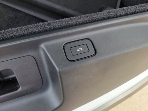 Used 2023 Land Rover Range Rover SE image 9