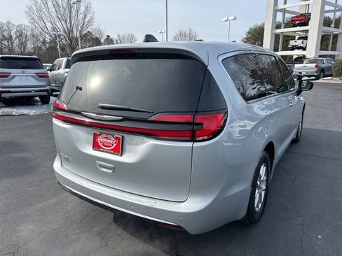 Used 2024 Chrysler Pacifica Touring-L image 5