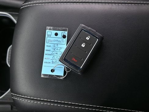 Used 2025 Jeep Grand Cherokee Laredo image 10