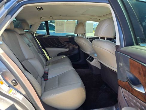 Used 2018 Lexus LS 500 w/ Accessory Package (Z2) image 12