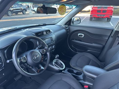 Used 2016 Kia Soul + image 15