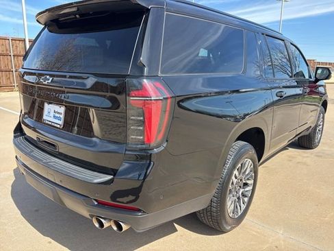 Used 2025 Chevrolet Suburban Z71 image 3