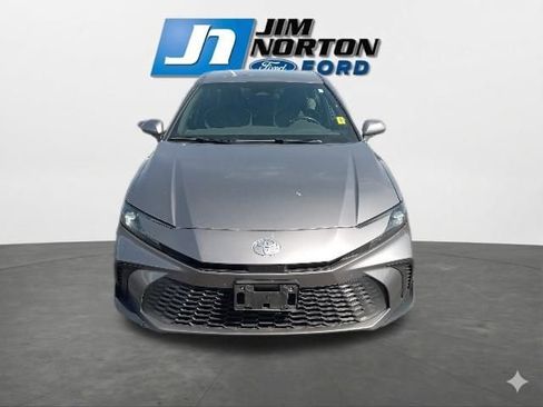 Used 2025 Toyota Camry SE FWD image 3