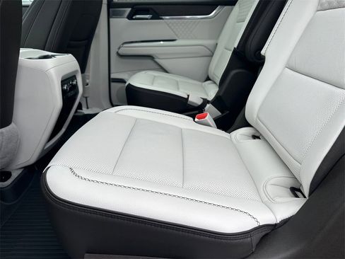 Used 2024 GMC Acadia Denali w/ Super Cruise Package image 21