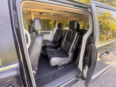 Used 2011 Chrysler Town & Country Touring-L w/ Entertainment Group #2 image 18