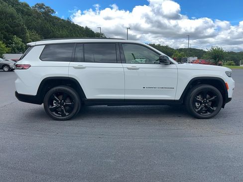 Used 2024 Jeep Grand Cherokee L Altitude RWD image 4